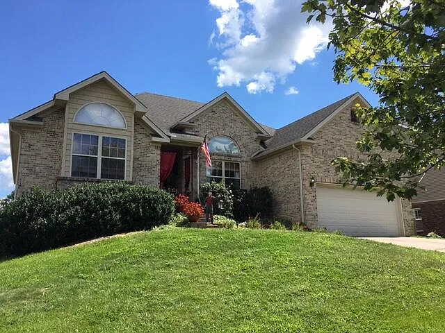 3 bed, 2.0 bath, 2012 sqft, $2,799 — Photo 2