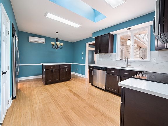 4th image of 912 Walnut Dr