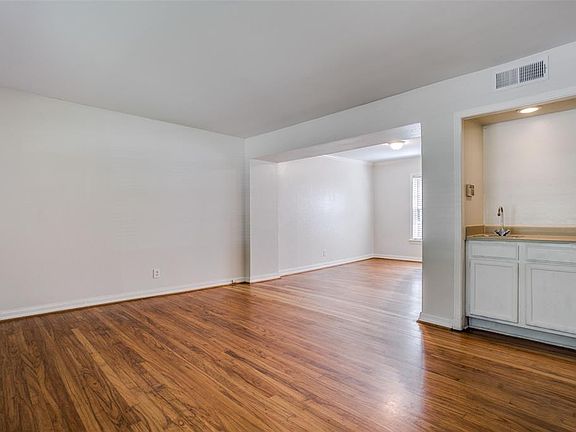 4th image of 6359 Bordeaux Ave #6359