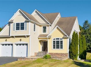 1 Summit Dr, Marlboro, NY 12542