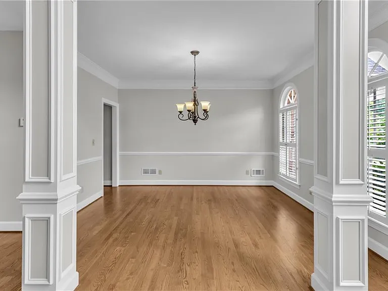 1085 Castle Pointe Ln — Photo 7