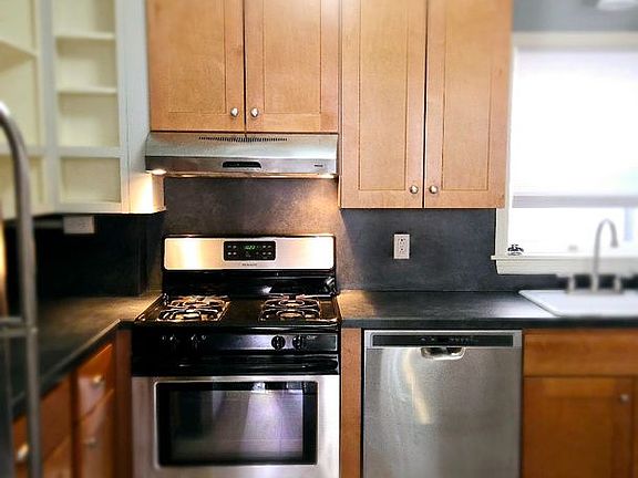 3rd image of 805 W 10th St