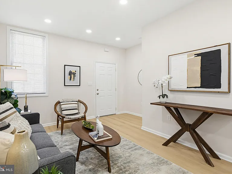 843 E Lombard St — Photo 3