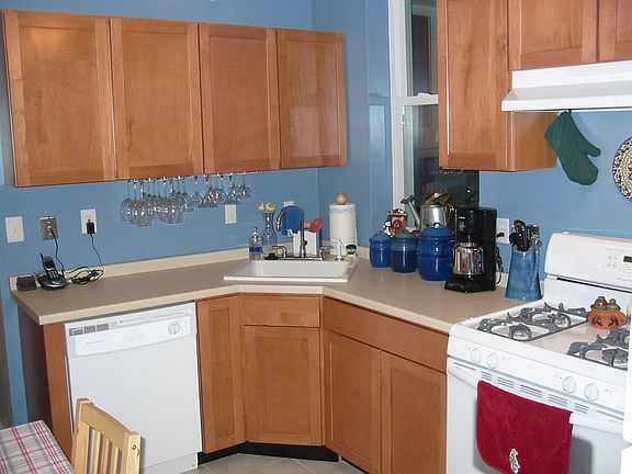 Eat in kitchen with ceramic tile