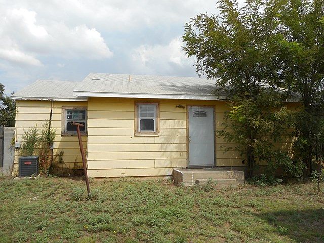 2nd image of 811 N Fort Worth St