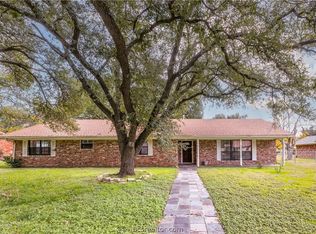 909 Anderson St, Hearne, TX 77859