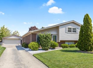 2332 Charmingfare Dr, Woodridge, IL