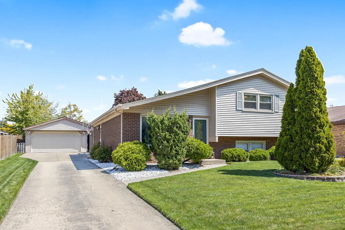 2332 Charmingfare Dr photo 1