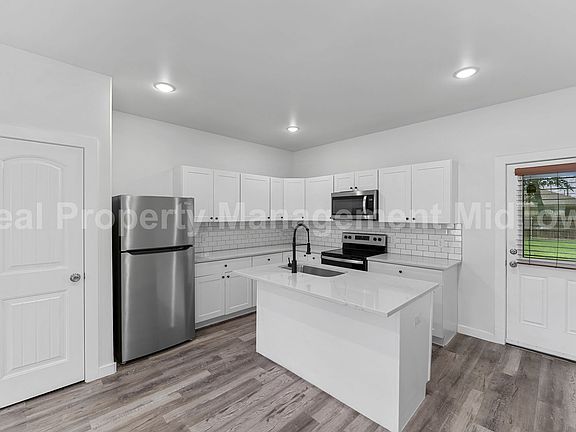 4th image of 3331 Spring Ave