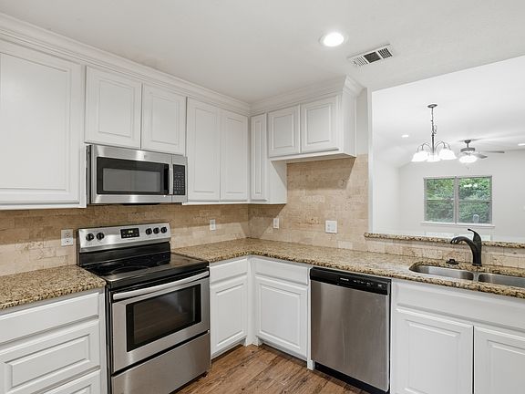 3rd image of 921 W Day St