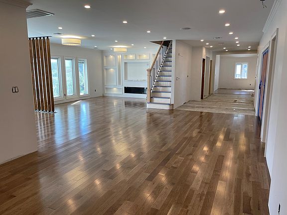 3rd image of 10 Lilac Dr