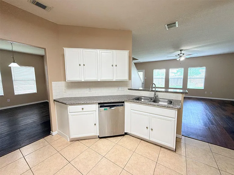 15423 Fir Woods Ln — Photo 13