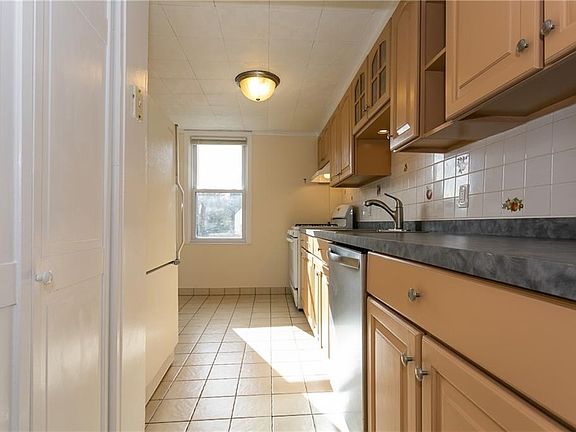 4th image of 36 Locust Ave #2