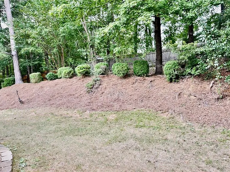 911 Oakwood Dr — Photo 32