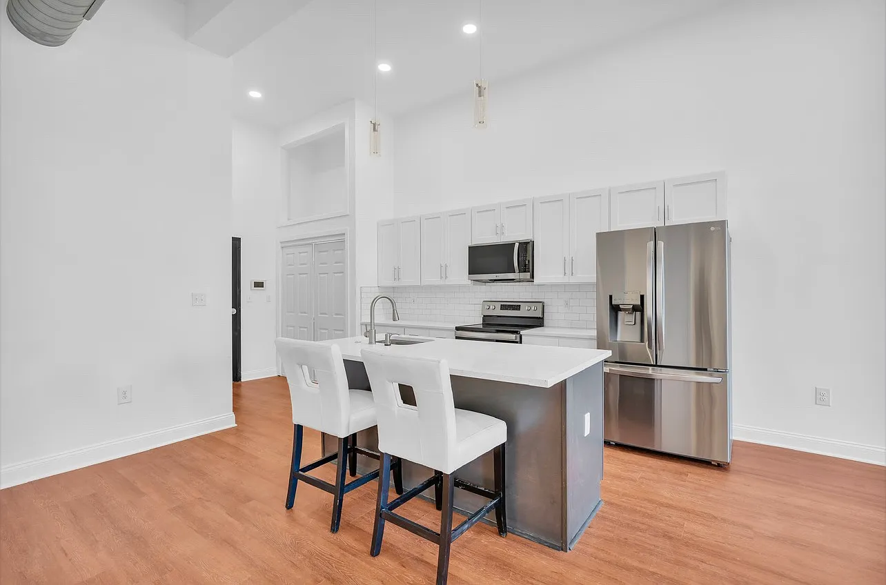 2 bed, 950 sqft, $2,400 — Photo 1