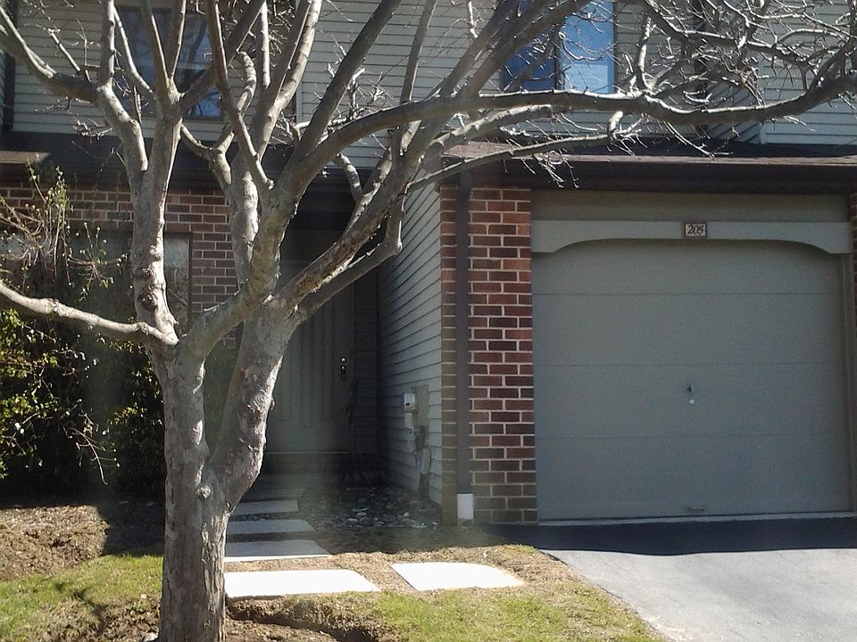 2nd image of 205 Hanover Ct