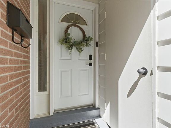 5th image of 481 Woodview Rd #4
