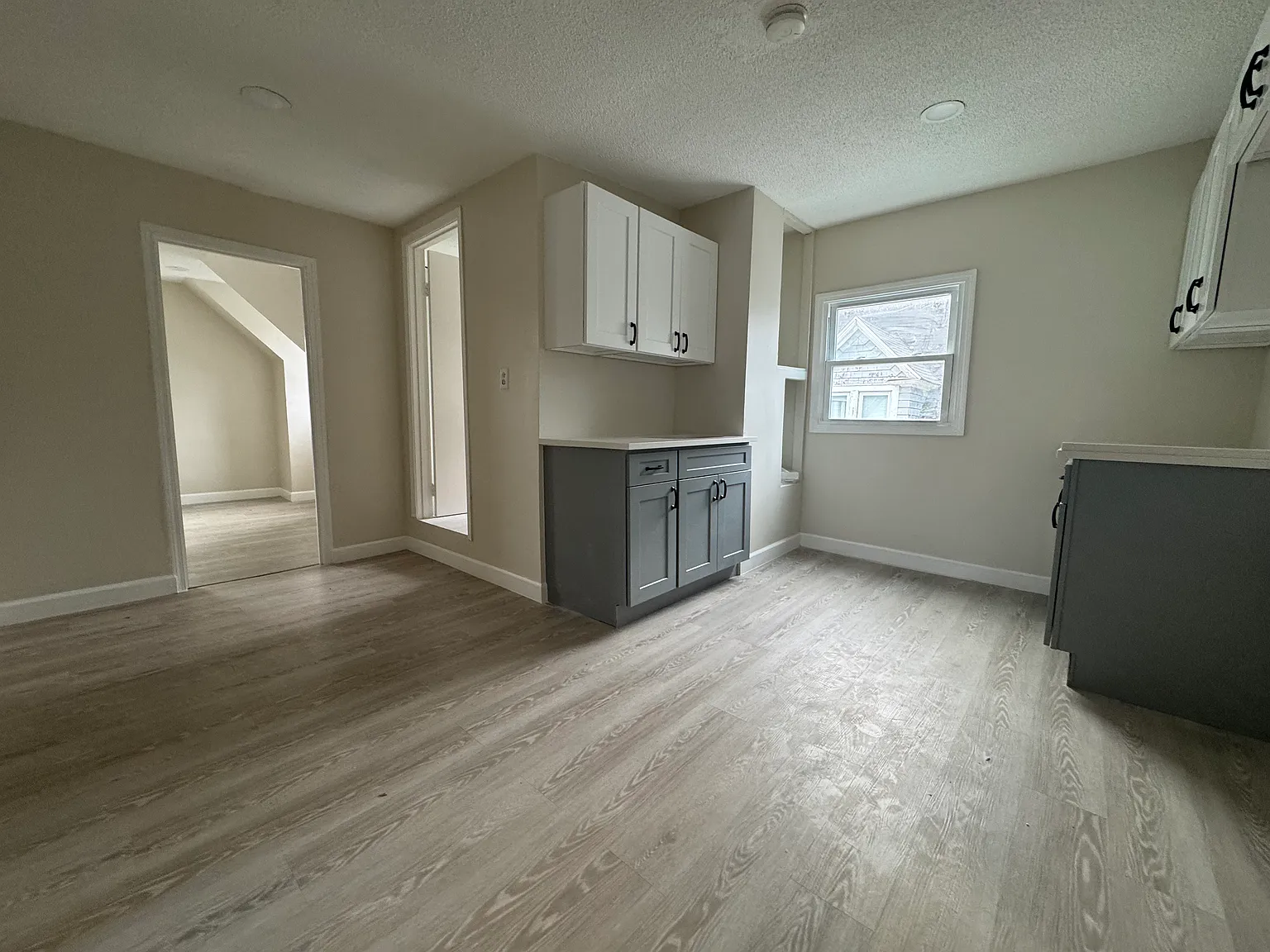 2 bed, 900 sqft, $1,275 — Photo 2