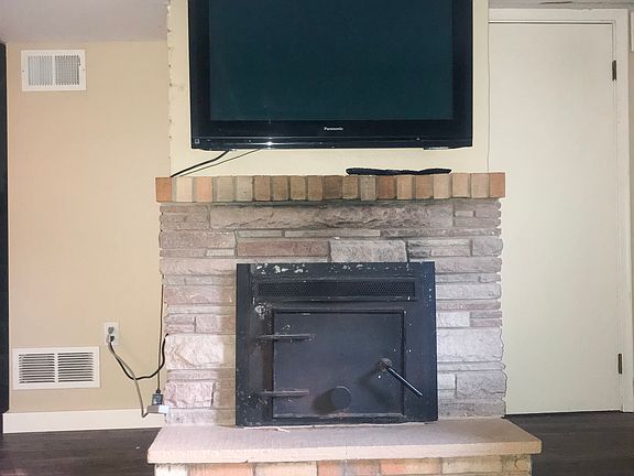 Wood-burning fireplace 