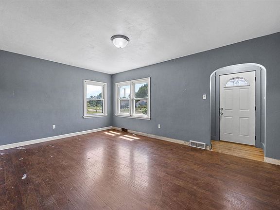 5th image of 1050 27th St NE