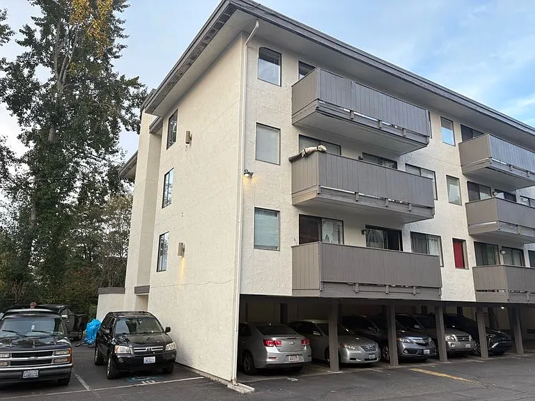 Del Mar Apartments — Photo 13