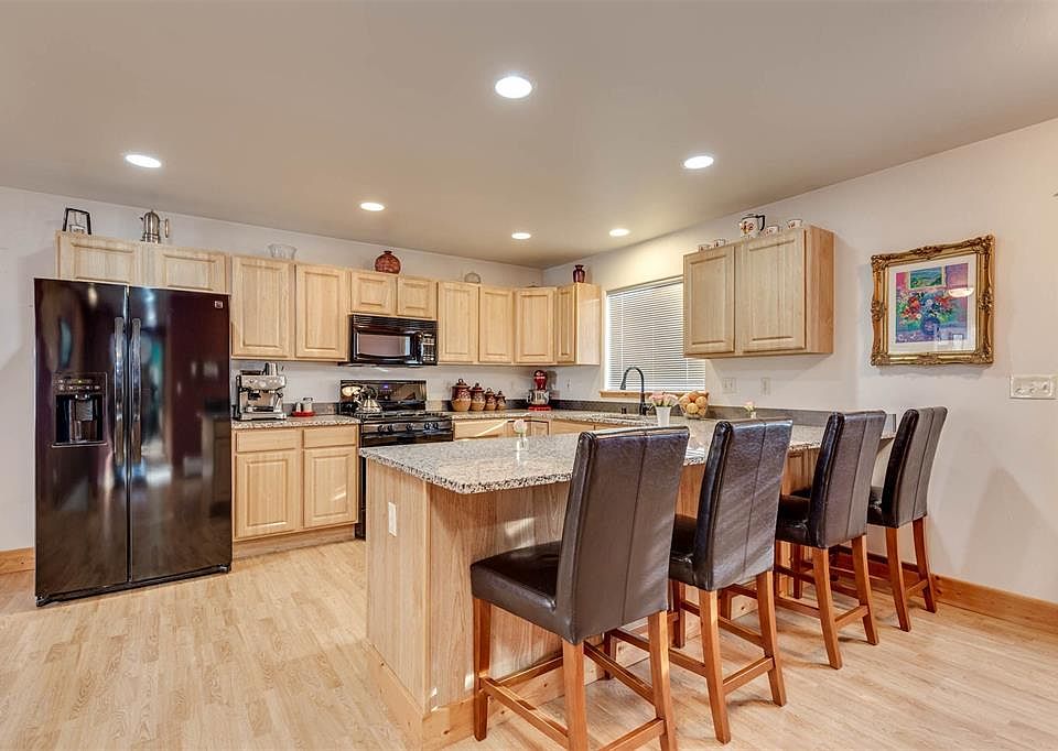 1st image of 368 Lake Dr