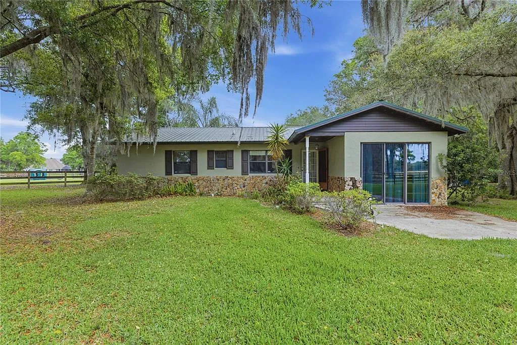 3 bed, 2.0 bath, 1426 sqft, $6,200 — Photo 1