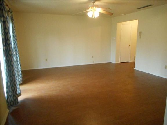 4th image of 401 Southlake Dr