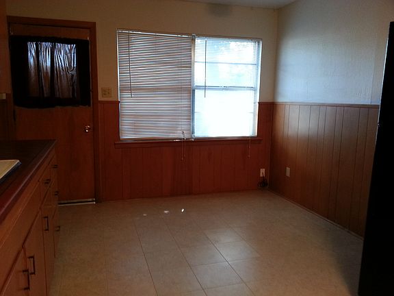 Kitchen Eat-In Area