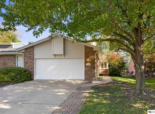 1146 Coachmans Dr, Lincoln, NE 68510
