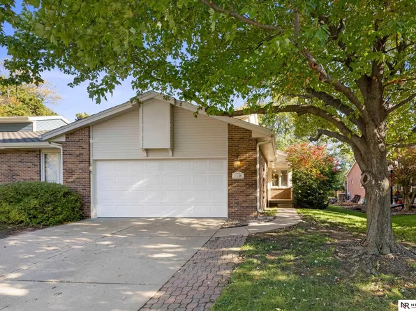 1146 Coachmans Dr, Lincoln, NE 68510