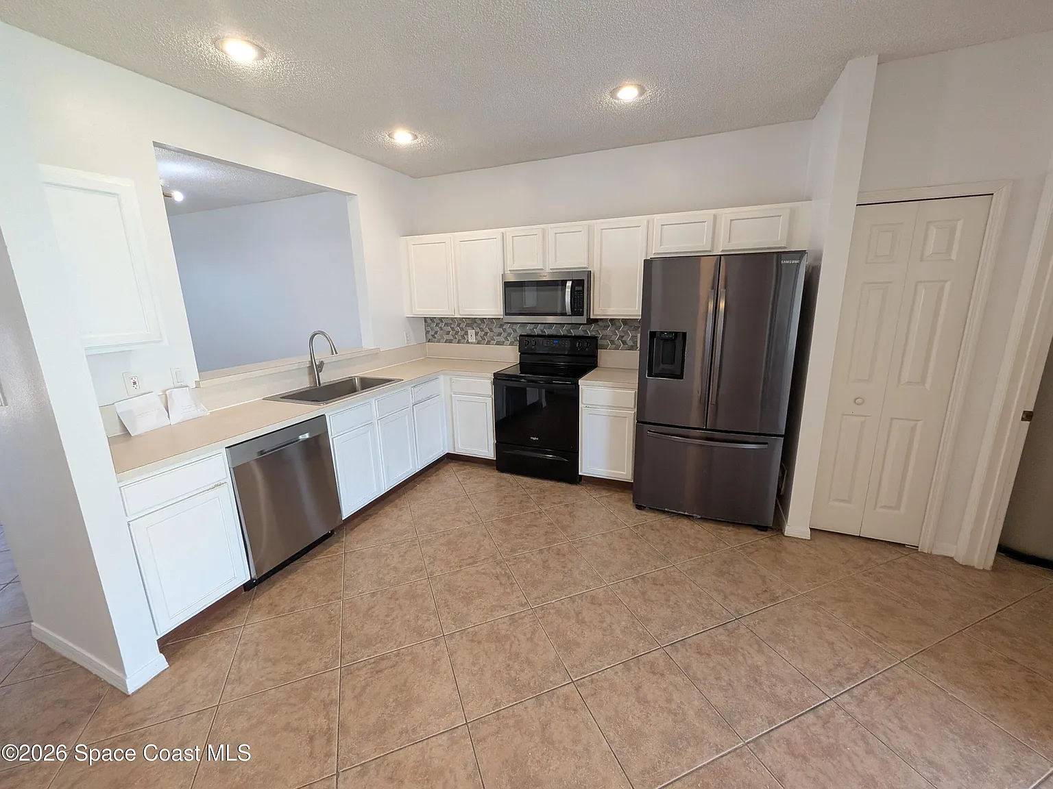 2 bed, 2.5 bath, 1400 sqft, $1,900 — Photo 4