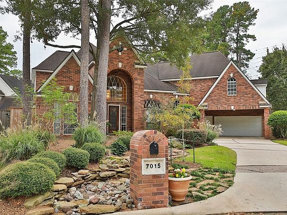 Gorgeous 5 bedroom/4.5 bath with no flooding.