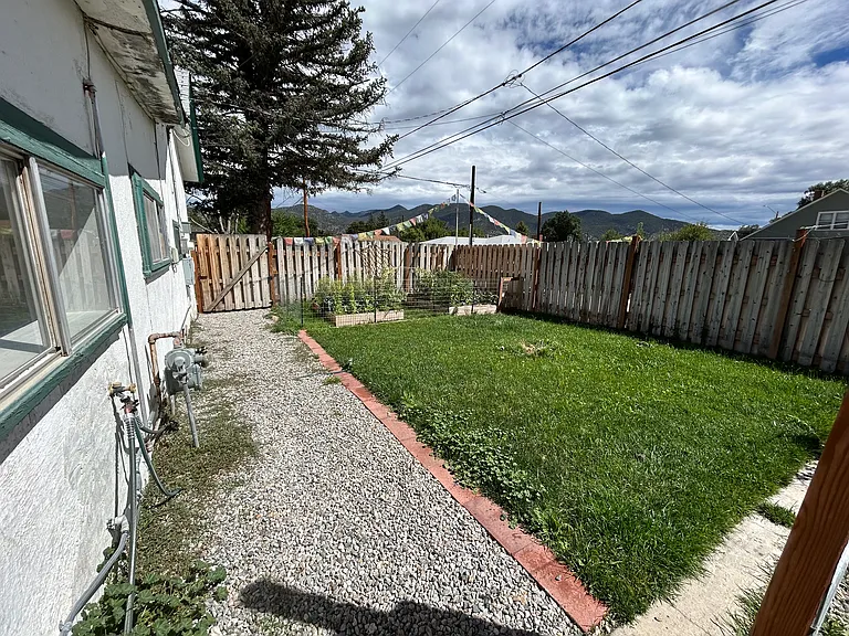 Side lawn goals: lush green grass with front-row seats to the mountains. Perfect for cartwheels, sunbathing, or dramatically gazing into the distance like you're in a movie.