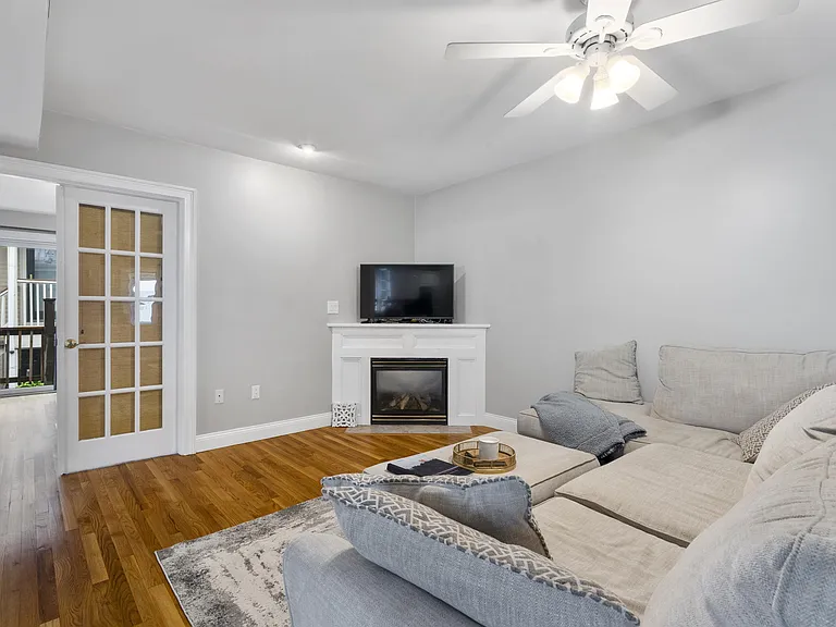 734 E 6th St #3 — Photo 4