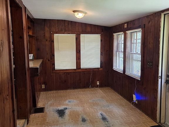 5th image of 276 Pine St