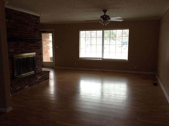 4th image of 720 W Tahlequah Ave