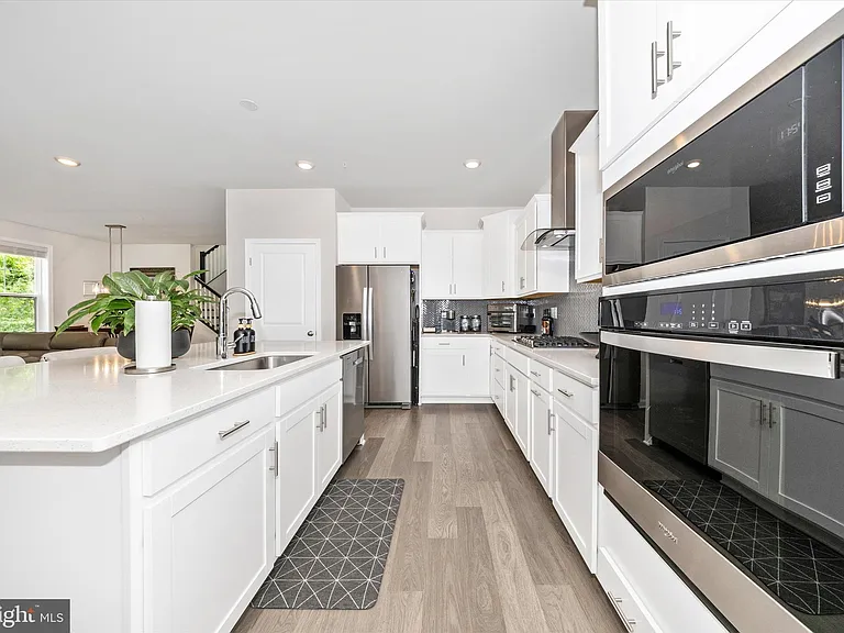 700 Bond St — Photo 14
