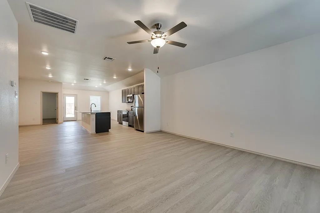3 bed, 2.0 bath, 1511 sqft, $2,600 — Photo 3