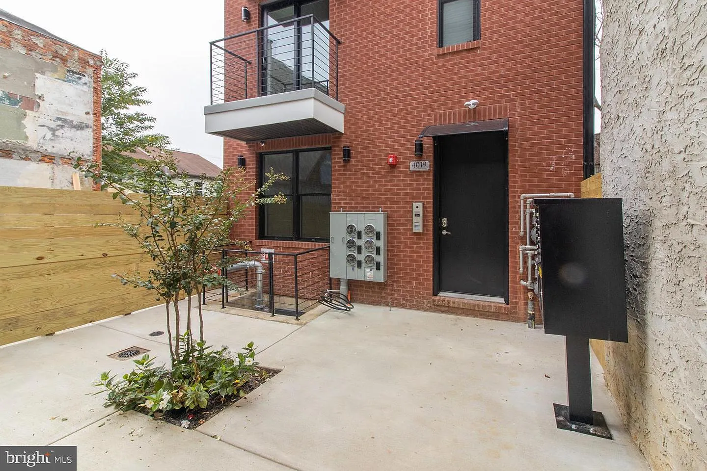 3 bed, 1300 sqft, $2,300 — Photo 1