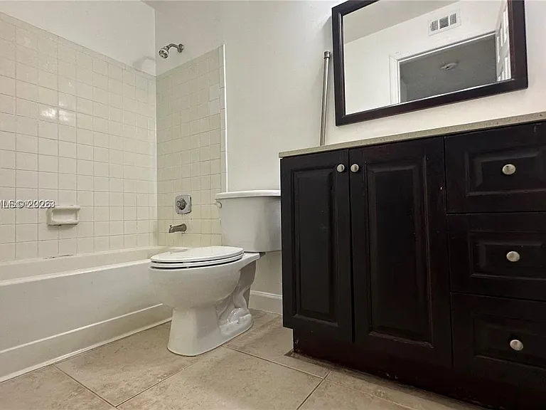 1243 SW 46th Ave #1111 — Photo 4