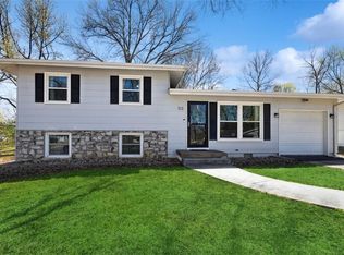313 Manor Ln, Liberty, MO 64068