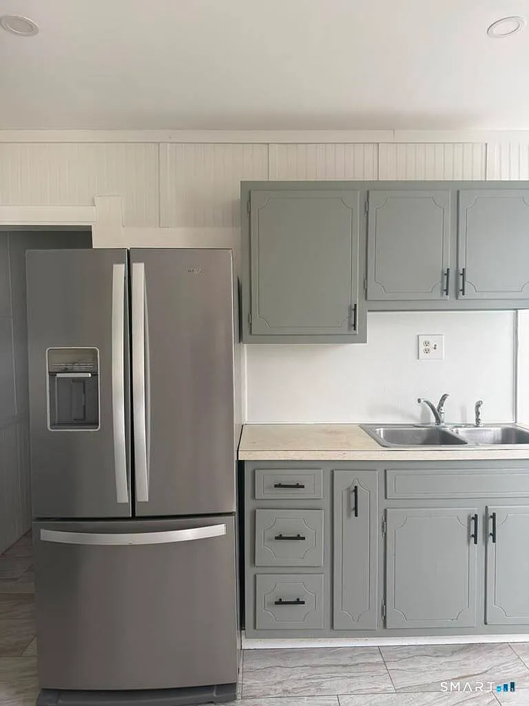 3 bed, 1.0 bath, 3199 sqft, $2,000 — Photo 2