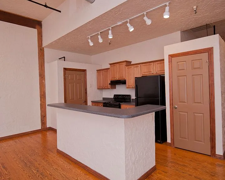 235 N Market Ave — Photo 12