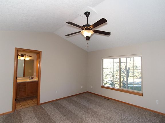 3rd image of 10 E Tartan Dr
