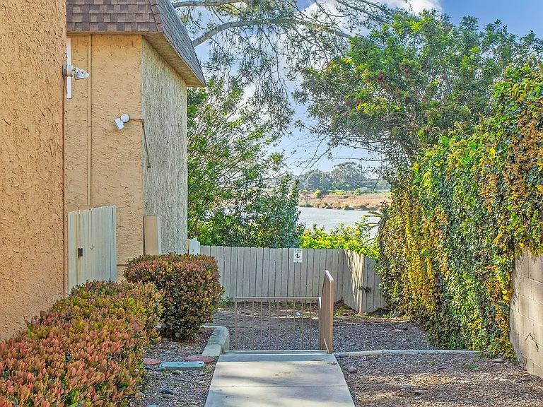Breakwater Townhomes — Photo 1