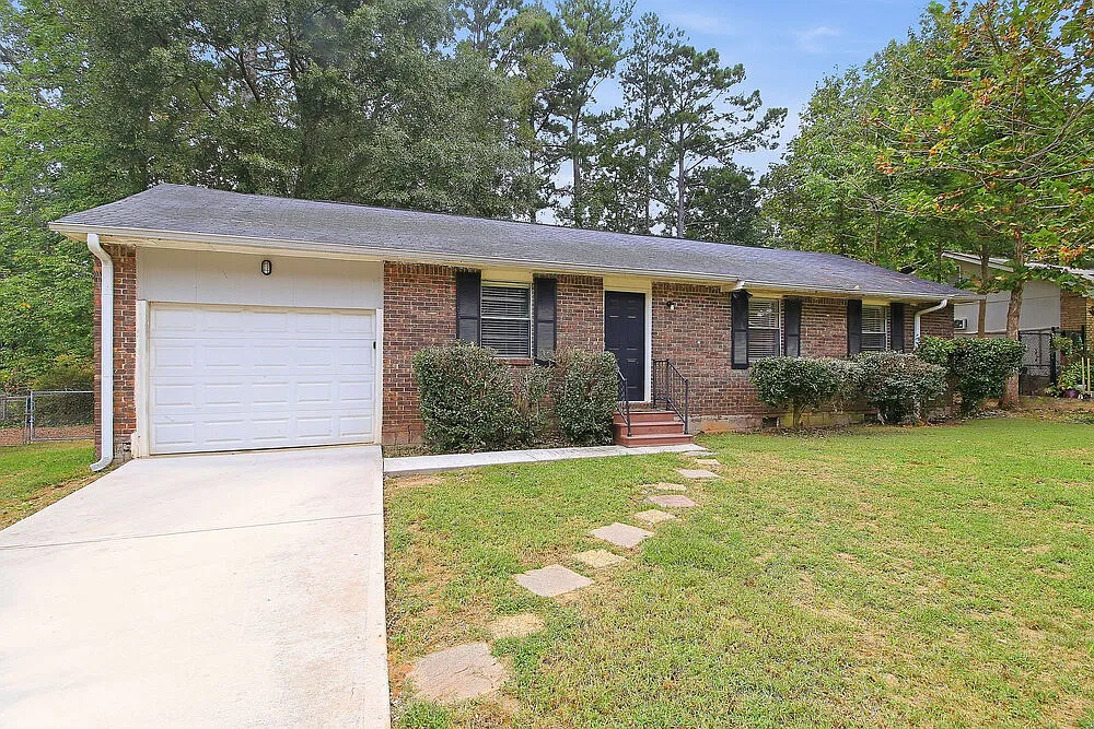 3 bed, 1.5 bath, 1050 sqft, $1,635 — Photo 2