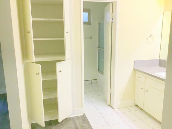 4th image of 17938 Burbank Blvd #4
