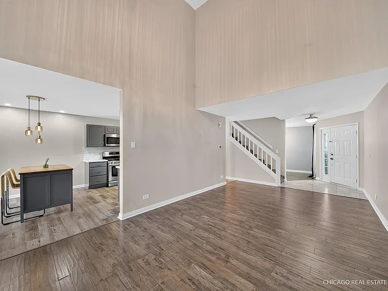 152 Brittany Dr — Photo 5