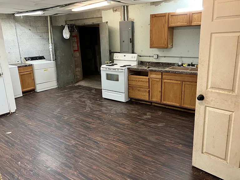 320 Hudson Ave #12 — Photo 2